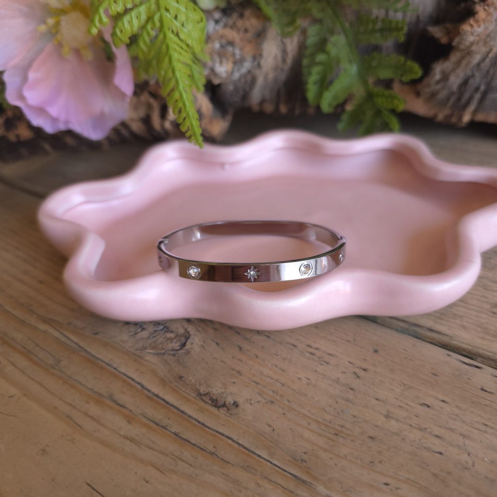 Zilverkleurige bangle met kristallen en sterdetail – Studio Glow Jewels