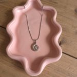 Zilverkleurige ketting met schelphanger
