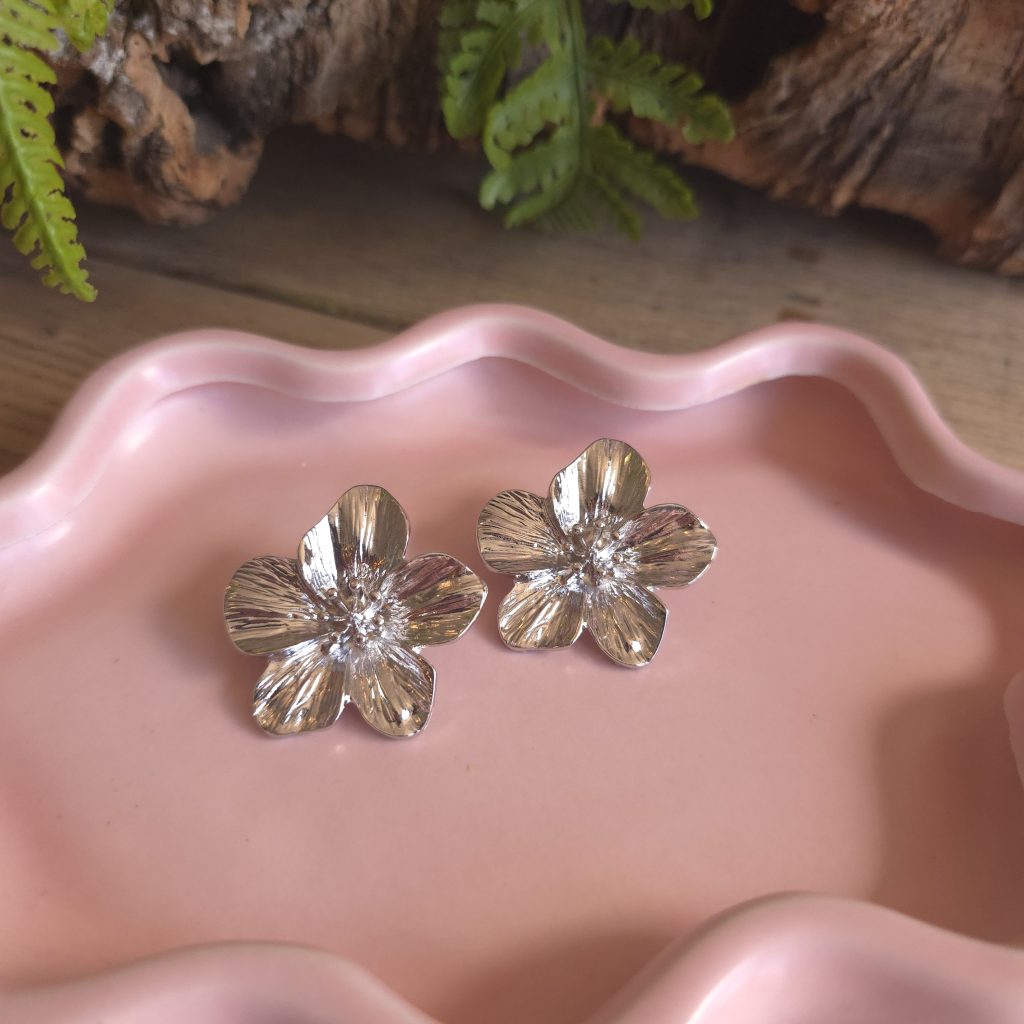 Zilverkleurige bloem statement oorbellen – Studio Glow Jewels