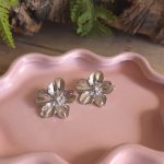 Zilverkleurige bloem statement oorbellen – Studio Glow Jewels
