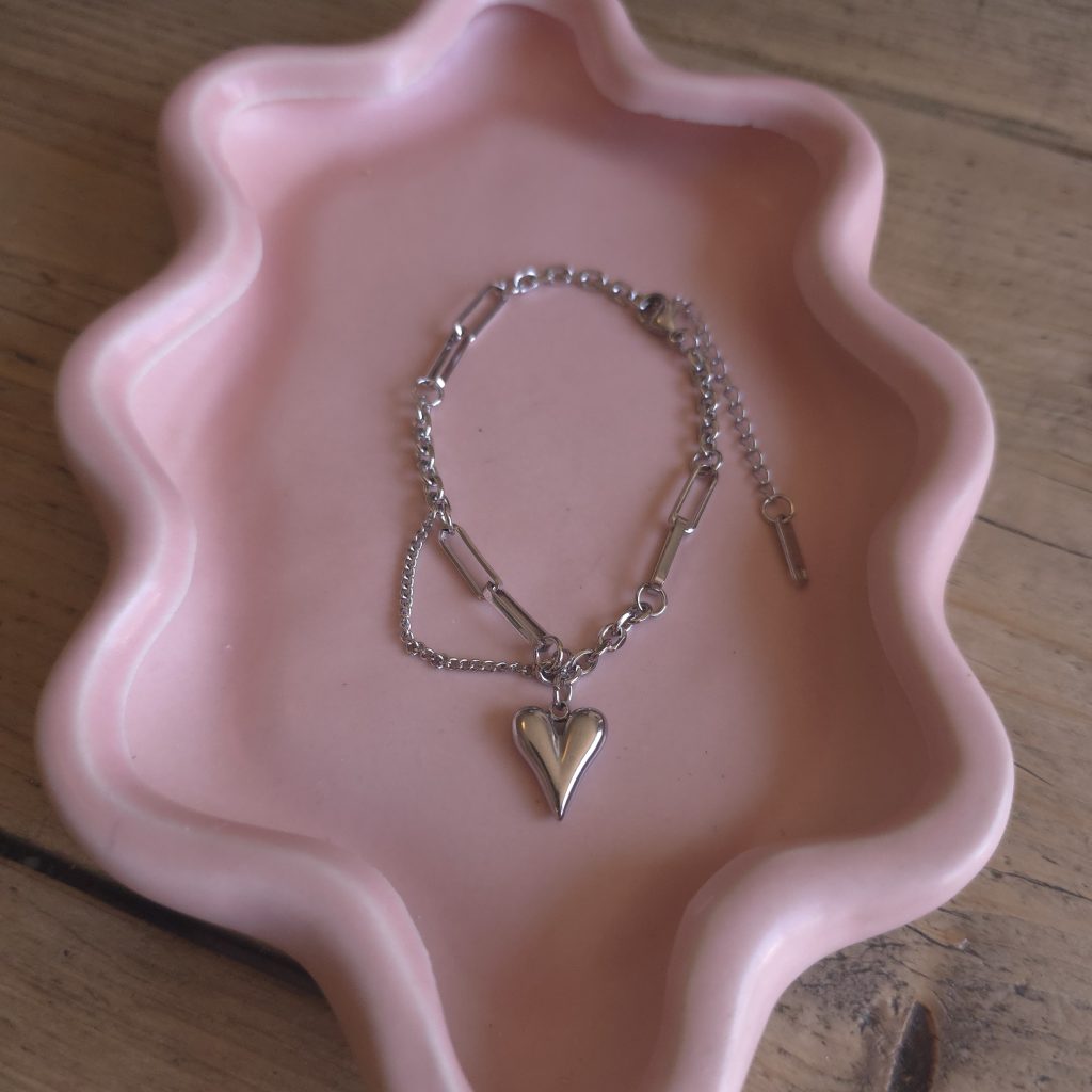 Zilverkleurige dubbele armband met hartjeshanger – Studio Glow Jewels