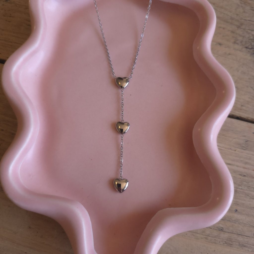 Zilverkleurige ketting met drie hangende hartjes – Studio Glow Jewels