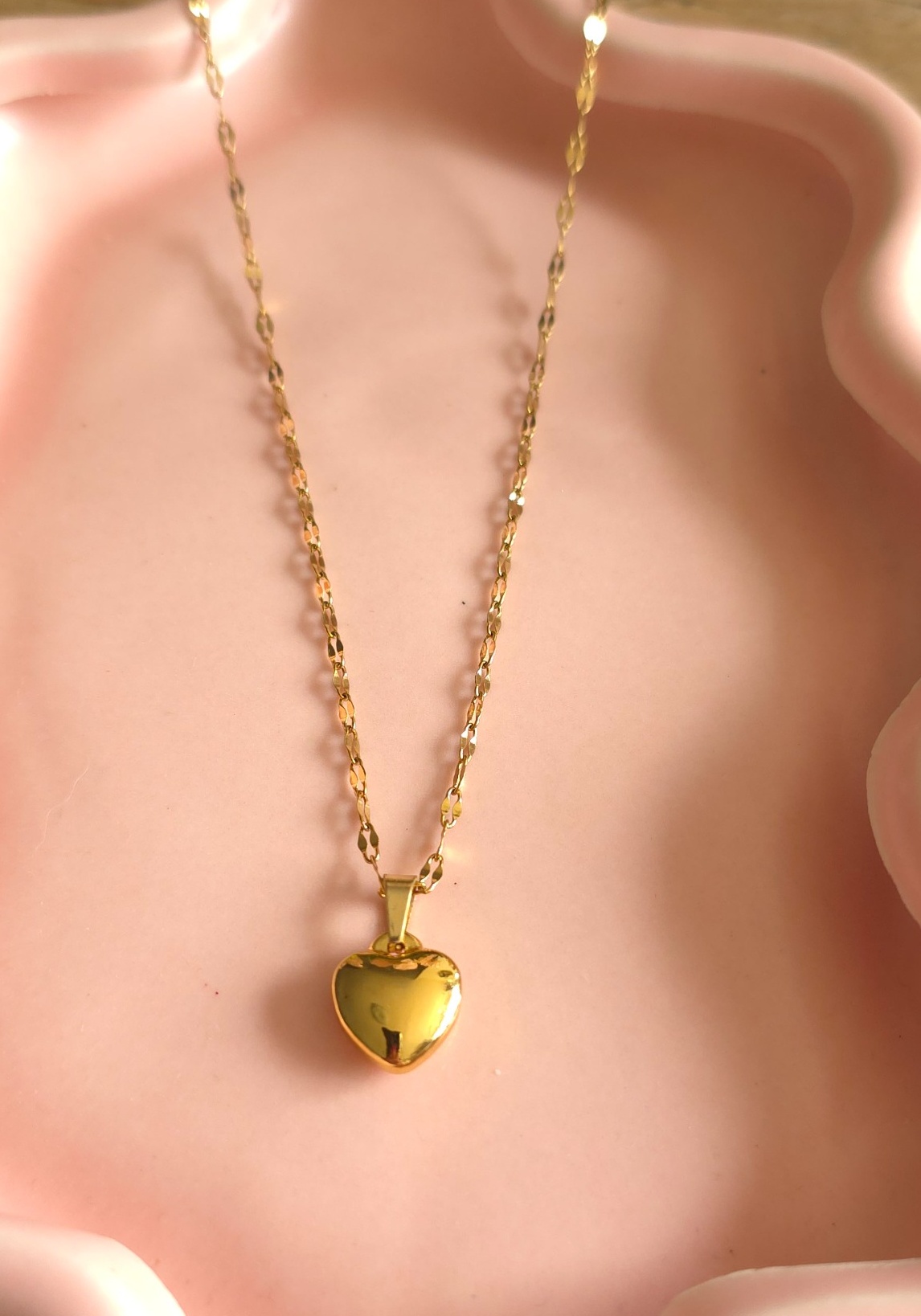 Goudkleurige ketting met glanzende harthanger – Studio Glow Jewels