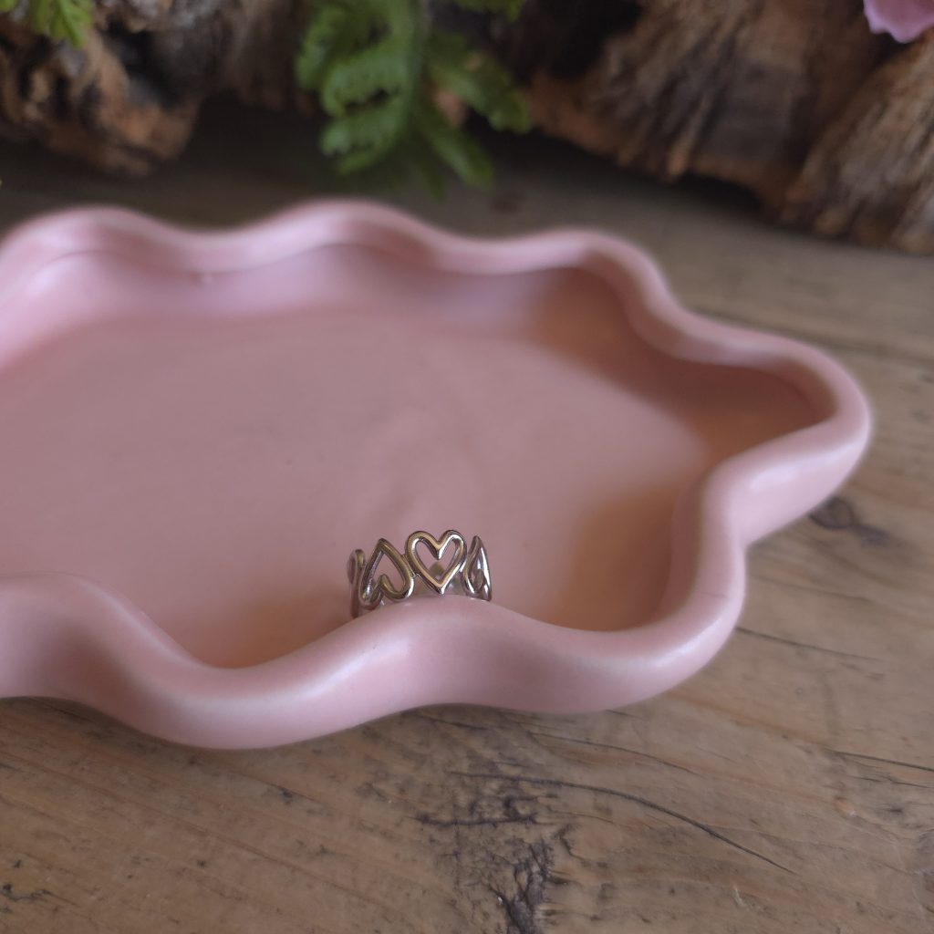 Zilverkleurige ring met open hartjes – Studio Glow Jewels