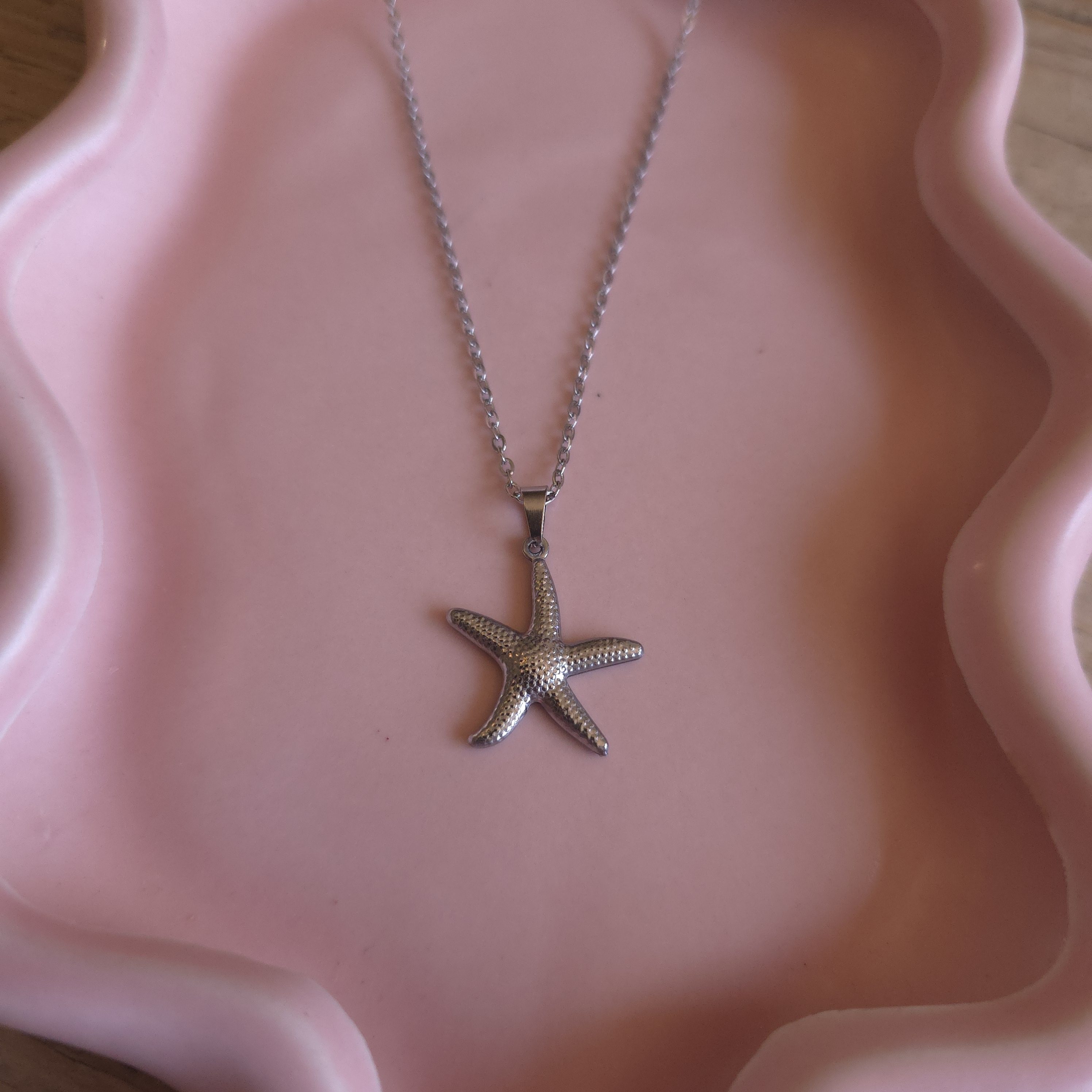 Zilverkleurige ketting met zeesterhanger van RVS