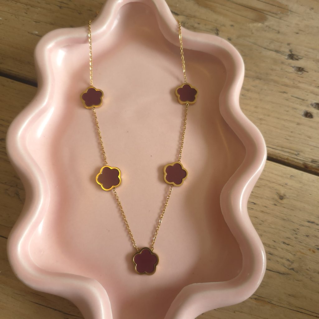 Goudkleurige ketting met bordeauxrode klavers – Studio Glow Jewels