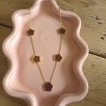 Goudkleurige ketting met bordeauxrode klavers – Studio Glow Jewels