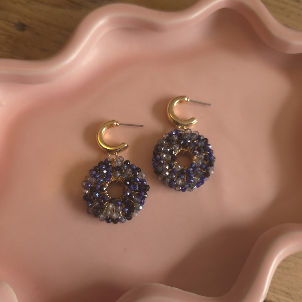 Goudkleurige oorbellen met blauw-paarse steentjes – Studio Glow Jewels