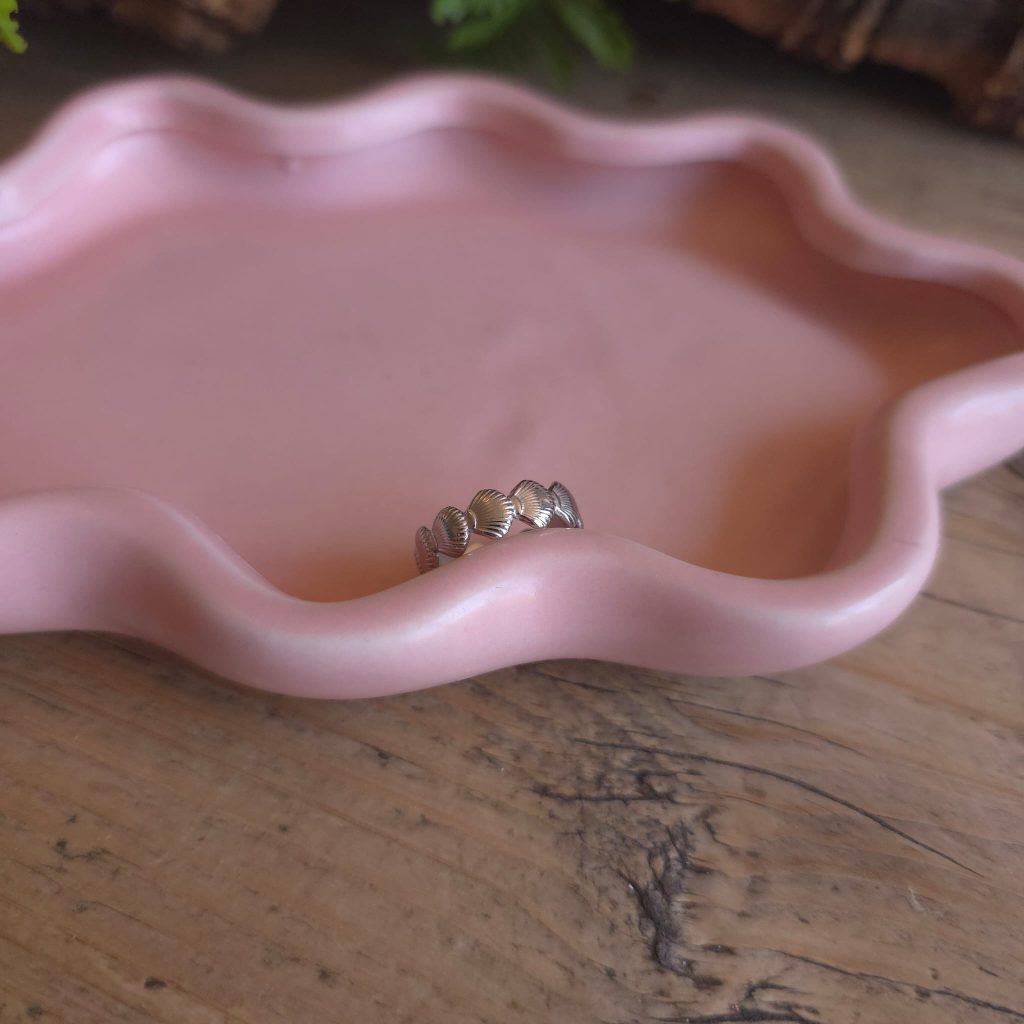 Goudkleurige verstelbare ring met schelpen – Studio Glow Jewels