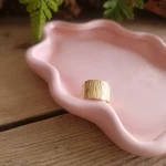 Goudkleurige brede verstelbare ring met verticale ribbels