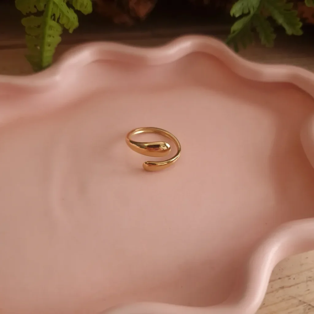 Goudkleurige open ring met spiraalvorm van RVS