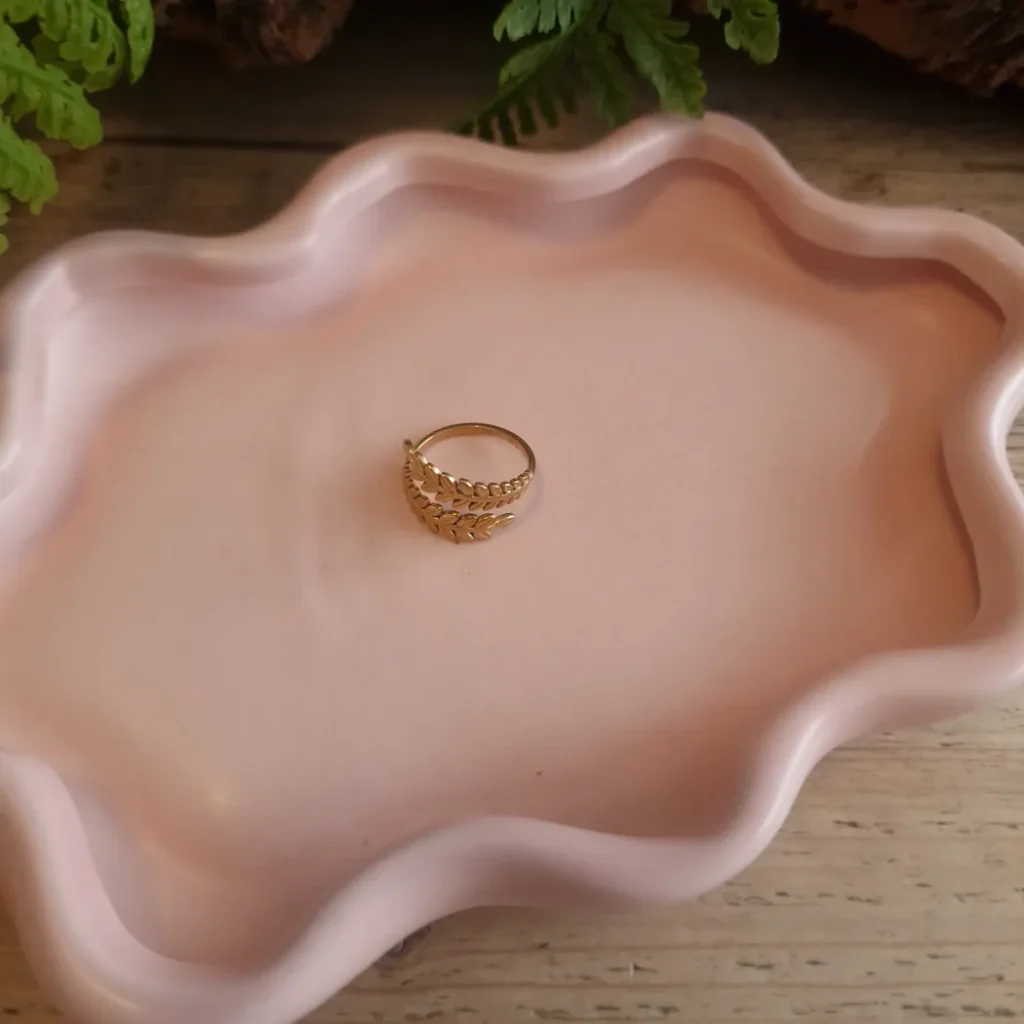 Goudkleurige ring met kleine lichte steentjes van RVS