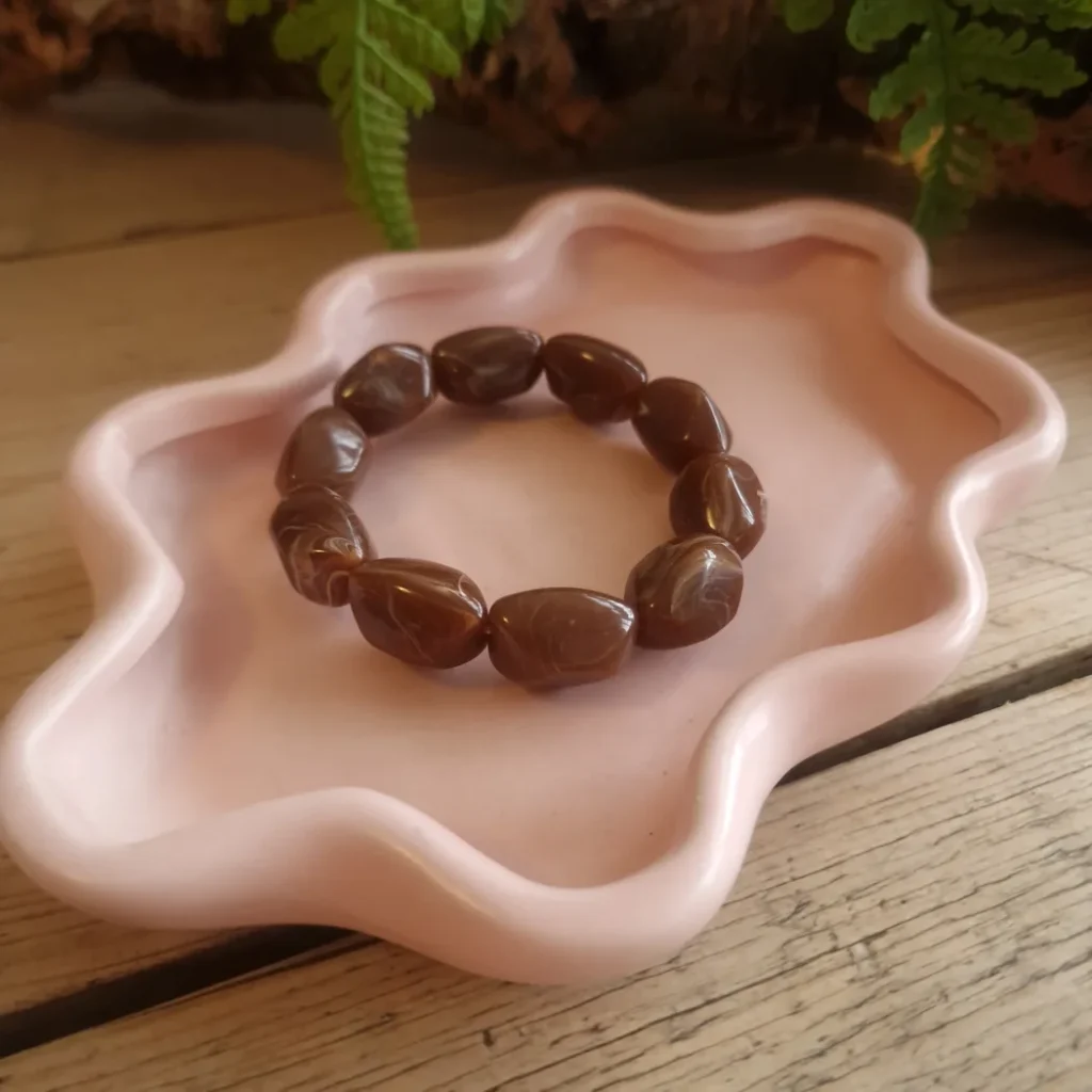Armband met grote bruine kralen