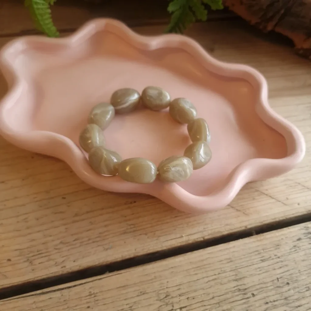 Armband met grote lichtbeige kralen
