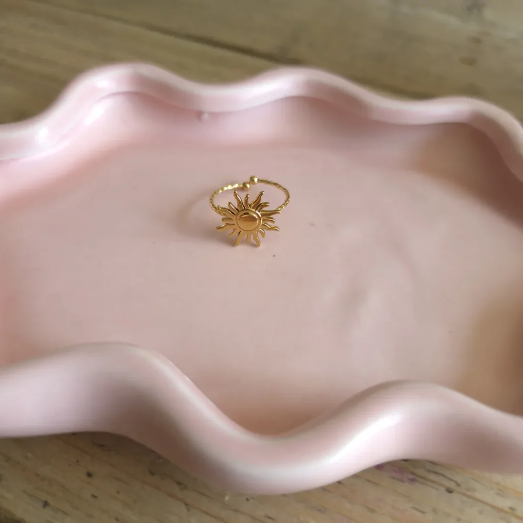 Goudkleurige ring met zonmotief van RVS